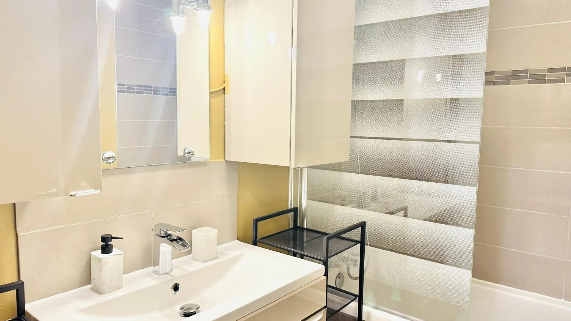 Le Citybreak Beaut4 Moderne Terrasse-Centre-Ville Parking Gratuit Saint-Priest  0*, Saint-Priest (Rhone) Francia
